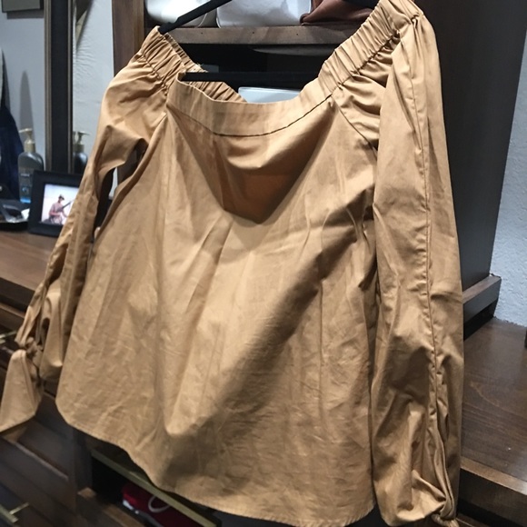 Off the shoulder crisp cotton boutique top - Picture 3 of 7